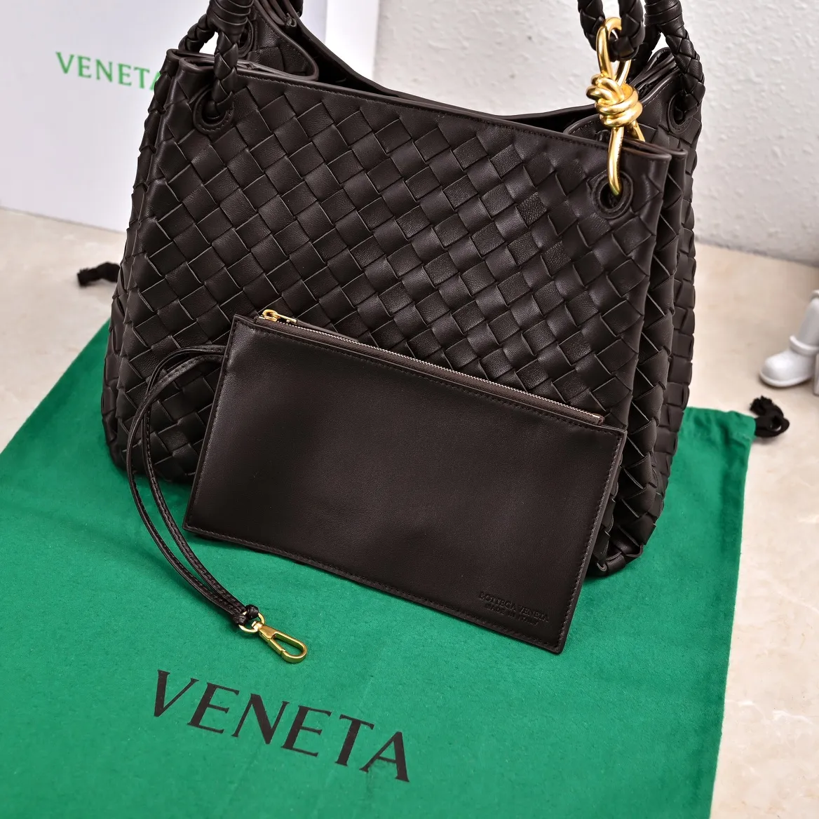 Batch 2660 24 early autumn new model Andiamo Parachute is made of a whole piece of woven leather and is processed with folding stitching at the four corners # Craftsmanship and creativity. Large size is atmospheric and practical. One of the must-selects for BV. Large space, can hold a computer, thick shoulder strap, very comfortable on the shoulder. Large parachute upper body real photo can be carried on the back. The upper body is versatile and cute☺️ Style number: 6571 Size: 30*26*20cm